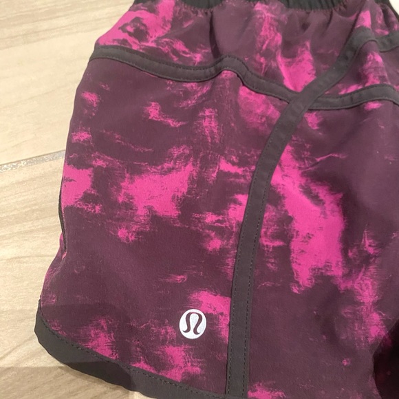 Lululemon Tracker Mid-Rise Running Shorts Size 4 - Picture 5 of 7